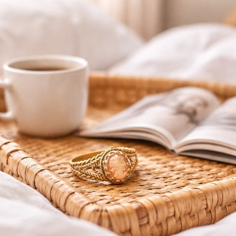 Vintage 14 k Yellow gold Cameo Ring 2.4 gram Size 5 3/4